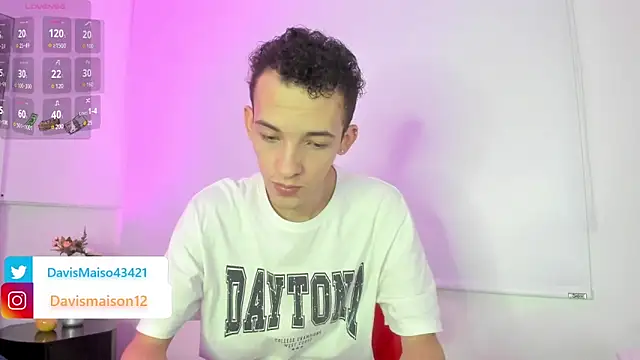 Snapshot of Maisondavis_ chatting on 03/18/25, 10:04 Maisondavis online show from 03/18/25, 10:04