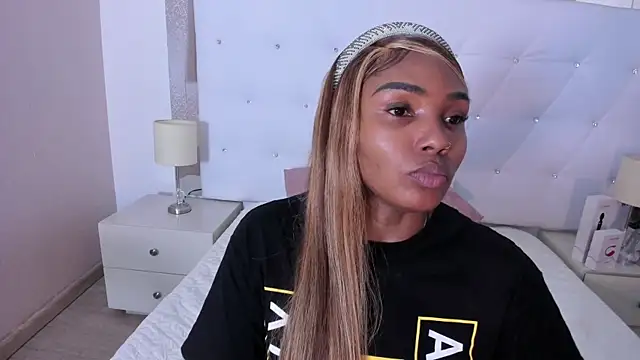 Snapshot of Isla_Scott chatting on 11/26/25, 11:22 Isla Scott online show from 11/26/25, 11:22