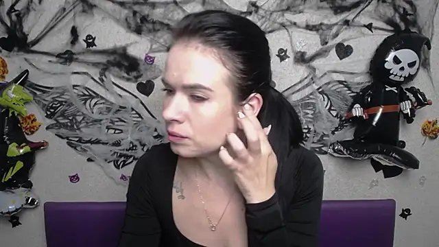 Snapshot of JasmineKouch chatting on 10/28/25, 06:28 JasmineKouch online show from 10/28/25, 06:28