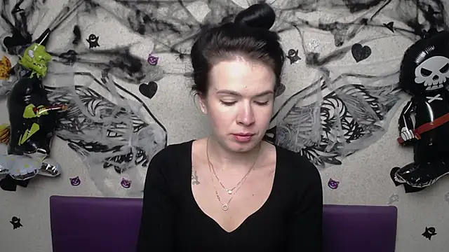 Snapshot of JasmineKouch chatting on 10/31/25, 06:09 JasmineKouch online show from 10/31/25, 06:09