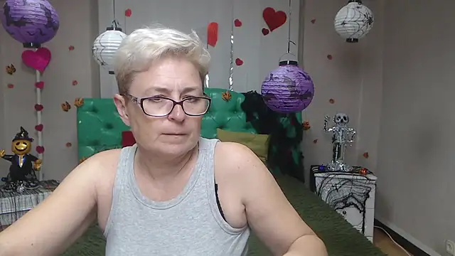 EmiliaGree online show from 10/31/25, 06:09