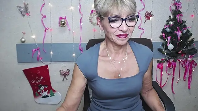 Snapshot of EllaBonito chatting on 12/22/24, 09:44 EllaBonito online show from 12/22/24, 09:44