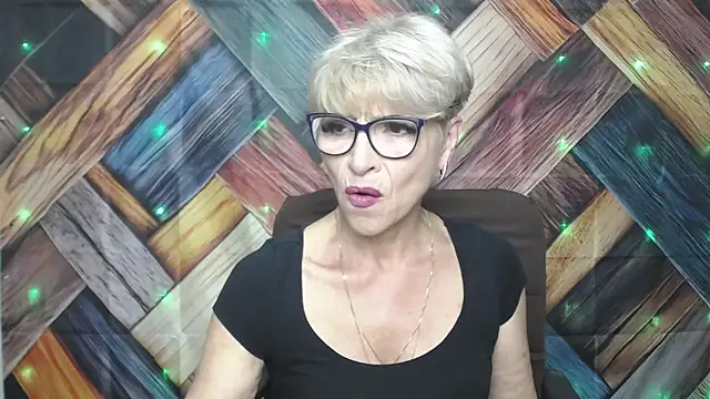 Snapshot of EllaBonito chatting on 09/15/25, 05:29 EllaBonito online show from 09/15/25, 05:29