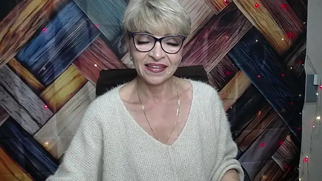 Snapshot of EllaBonito chatting on 10/17/25, 05:32 EllaBonito online show from 10/17/25, 05:32