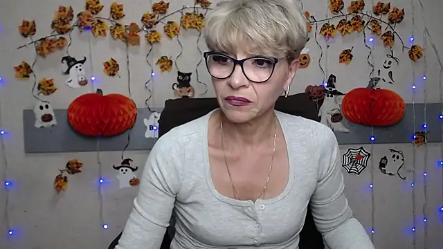Snapshot of EllaBonito chatting on 10/20/25, 05:30 EllaBonito online show from 10/20/25, 05:30