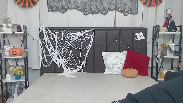 LauraHlot online show from 10/23/25, 05:33