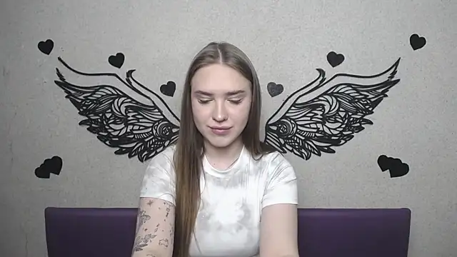 LauraHlot online show from 04/24/26, 05:48