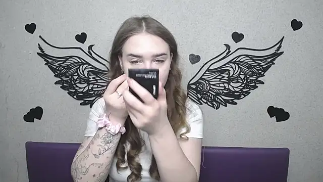 LauraHlot online show from 04/29/26, 06:06