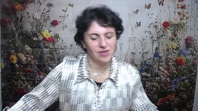 Snapshot of LuciaMii chatting on 09/22/25, 05:09 LuciaMii online show from 09/22/25, 05:09