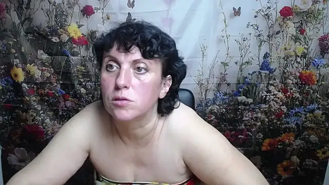 Snapshot of LuciaMii chatting on 10/06/25, 04:59 LuciaMii online show from 10/06/25, 04:59