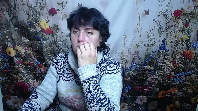 Snapshot of LuciaMii chatting on 10/15/25, 05:13 LuciaMii online show from 10/15/25, 05:13