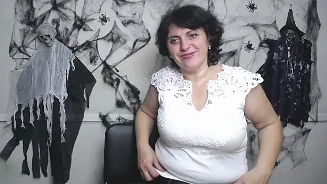 LuciaMii online show from 11/12/25, 06:14