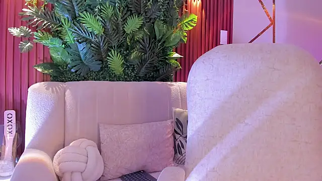 Snapshot of foxxxmegan chatting on 10/21/25, 04:08 foxxxmegan online show from 10/21/25, 04:08