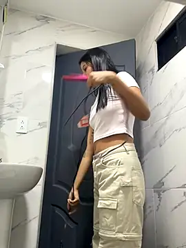 Snapshot of Arilw chatting on 10/24/25, 12:01 Arilw online show from 10/24/25, 12:01