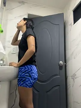 Snapshot of Arilw chatting on 10/25/25, 01:07 Arilw online show from 10/25/25, 01:07