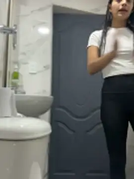 Snapshot of Arilw chatting on 11/11/25, 02:06 Arilw online show from 11/11/25, 02:06