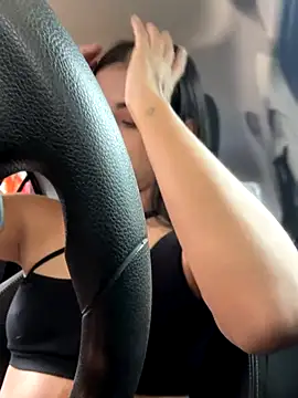 Snapshot of Arilw chatting on 11/24/25, 03:12 Arilw online show from 11/24/25, 03:12