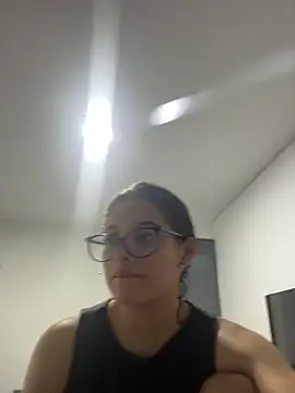 Snapshot of Arilw chatting on 12/17/25, 12:38 Arilw online show from 12/17/25, 12:38