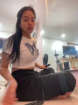 ariel jonees online show from 10/28/25, 04:42