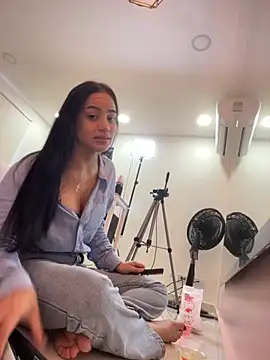 ariel jonees online show from 11/24/25, 05:12