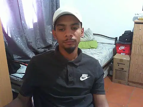 Snapshot of 29YOURZ_28_ chatting on 10/10/25, 01:10 29YOURZ 28 online show from 10/10/25, 01:10