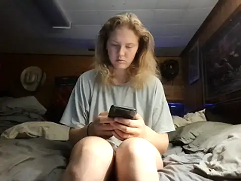 Snapshot of Ryan_and_Aurora chatting on 06/11/26, 01:42 Ryan and Aurora online show from 06/11/26, 01:42