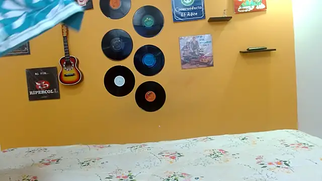 Snapshot of evaleribigtits18 chatting on 09/19/25, 02:07 evaleribigtits18 online show from 09/19/25, 02:07