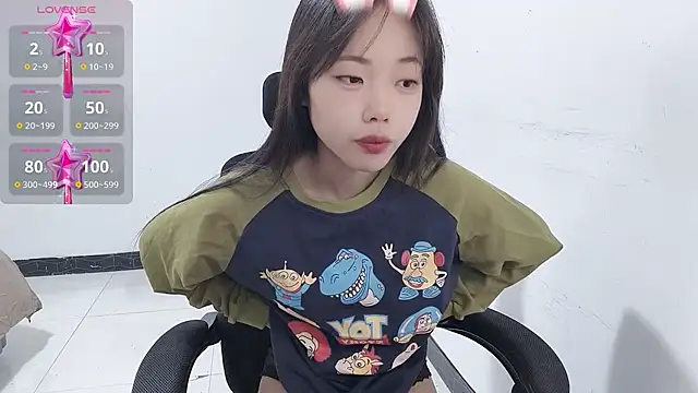 Snapshot of Lvy--v chatting on 01/14/25, 10:44 Lvy--v online show from 01/14/25, 10:44