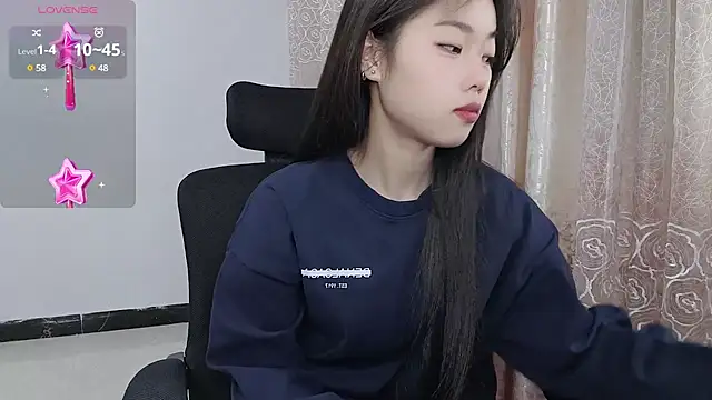 Snapshot of Lvy--v chatting on 01/24/25, 10:41 Lvy--v online show from 01/24/25, 10:41