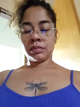 VitoriaFernandes online show from 11/19/25, 08:31