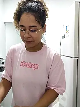 VitoriaFernandes online show from 02/17/26, 10:27