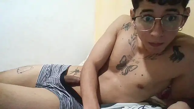 Snapshot of Dillom420 chatting on 12/12/24, 08:14 Dillom420 online show from 12/12/24, 08:14