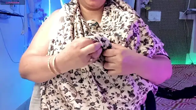 Snapshot of Gulabi_Queen chatting on 03/04/25, 11:08 Gulabi Queen online show from 03/04/25, 11:08