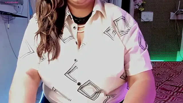 Snapshot of Gulabi_Queen chatting on 03/05/25, 11:17 Gulabi Queen online show from 03/05/25, 11:17