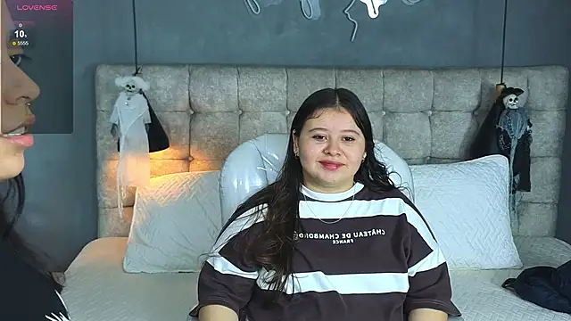 Snapshot of Laia_and_Aloby chatting on 10/24/25, 10:17 Laia and Aloby online show from 10/24/25, 10:17