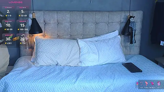 Snapshot of Laia_and_Aloby chatting on 10/31/25, 09:16 Laia and Aloby online show from 10/31/25, 09:16