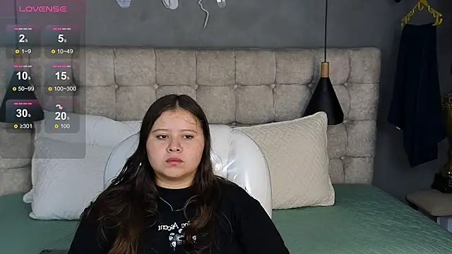 Snapshot of Laia_and_Aloby chatting on 11/07/25, 10:32 Laia and Aloby online show from 11/07/25, 10:32