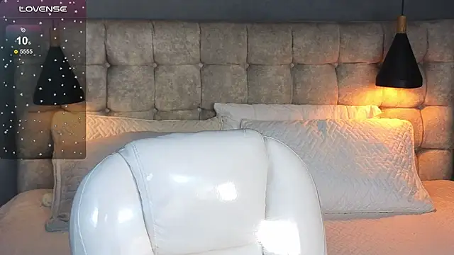 Snapshot of Laia_and_Aloby chatting on 11/22/25, 10:31 Laia and Aloby online show from 11/22/25, 10:31