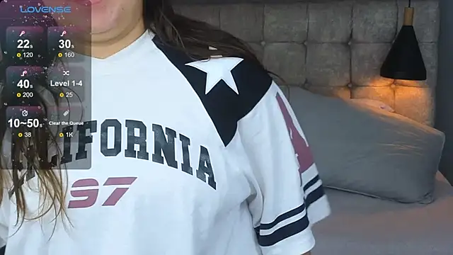 Snapshot of Laia_and_Aloby chatting on 12/15/25, 10:25 Laia and Aloby online show from 12/15/25, 10:25