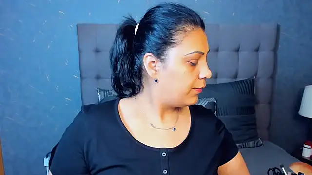 Snapshot of AmyCubes chatting on 10/17/25, 02:15 AmyCubes online show from 10/17/25, 02:15