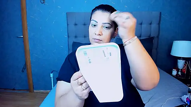 Snapshot of AmyCubes chatting on 10/24/25, 04:31 AmyCubes online show from 10/24/25, 04:31