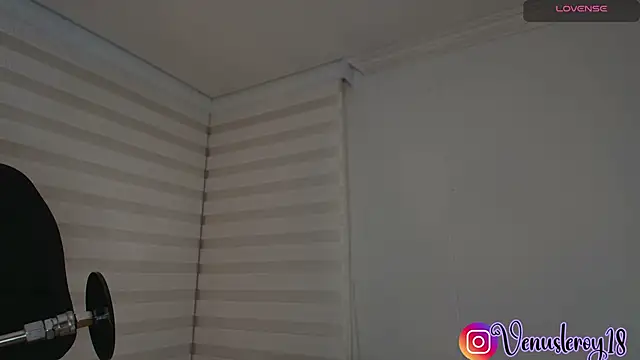 venusleroy  online show from 10/24/25, 11:12