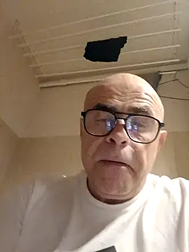 Snapshot of anakondix chatting on 12/17/24, 01:18 anakondix online show from 12/17/24, 01:18