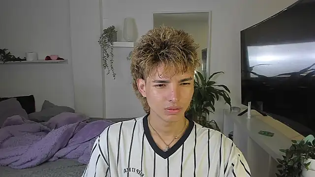 santy-kitty online show from 10/28/25, 01:09