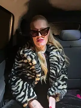 Snapshot of Sissy-Bee chatting on 12/07/24, 04:47 Sissy-Bee online show from 12/07/24, 04:47