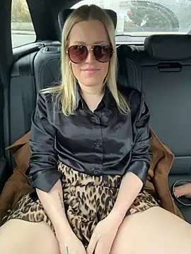 Snapshot of Sissy-Bee chatting on 12/26/24, 02:27 Sissy-Bee online show from 12/26/24, 02:27