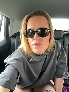 Snapshot of Sissy-Bee chatting on 10/19/25, 02:29 Sissy-Bee online show from 10/19/25, 02:29