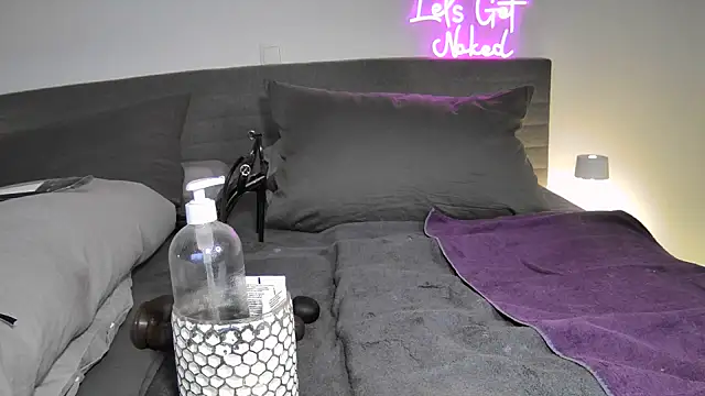 Snapshot of Sissy-Bee chatting on 10/28/25, 07:05 Sissy-Bee online show from 10/28/25, 07:05