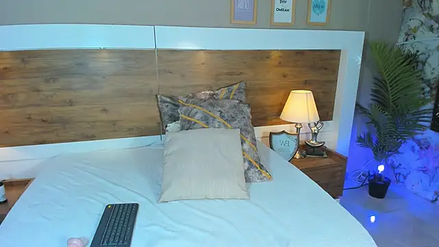 Snapshot of EmaBakker chatting on 02/14/25, 01:08 EmaBakker online show from 02/14/25, 01:08