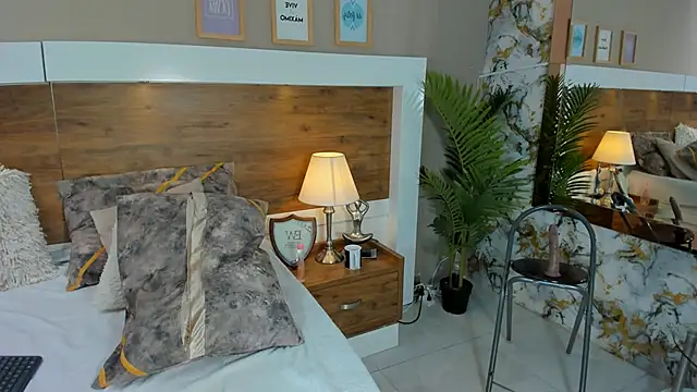 Snapshot of EmaBakker chatting on 02/20/25, 06:24 EmaBakker online show from 02/20/25, 06:24